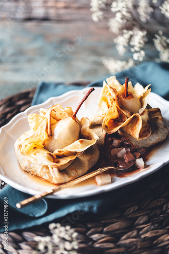  Aumônières de Crêpes, Mousse au Chocolat et Poires Pochées