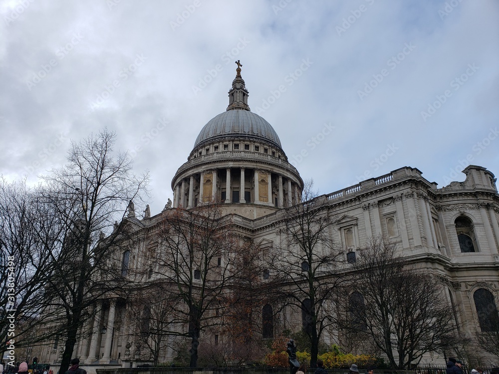 St pauls cathedral in London.