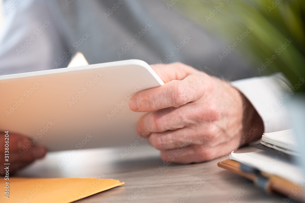 Obraz premium Businessman working on digital tablet