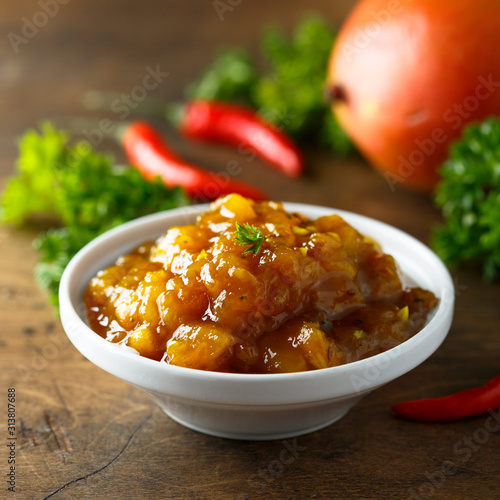 Cuadro en lienzo Homemade spicy mango chutney