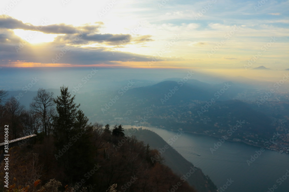 Bellissimo tramonto con vista sulle montagne e sul lago di Como da Brunate in Lombardia, viaggi e paesaggi 
