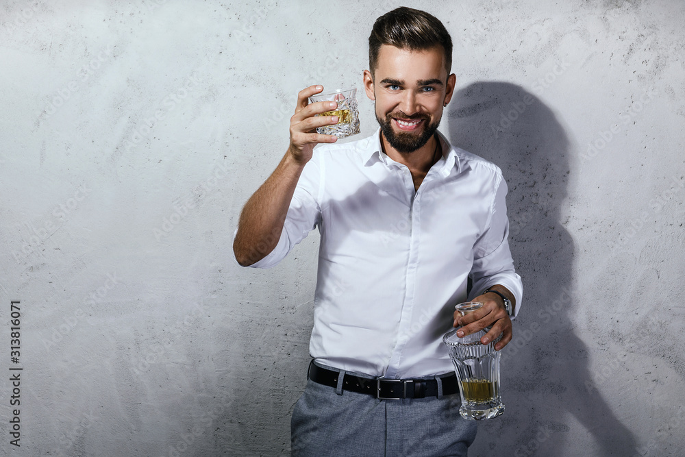 Handsome bearded man with a glass of whiskey - obrazy, fototapety, plakaty 