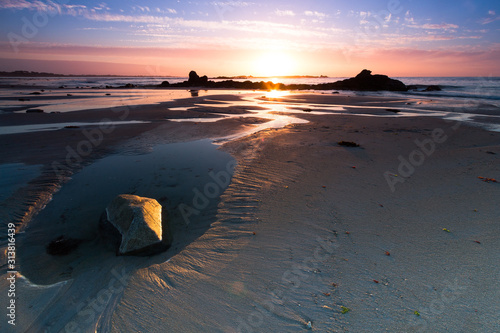 Plage au coucher du soleil dans le finistere nord  photo