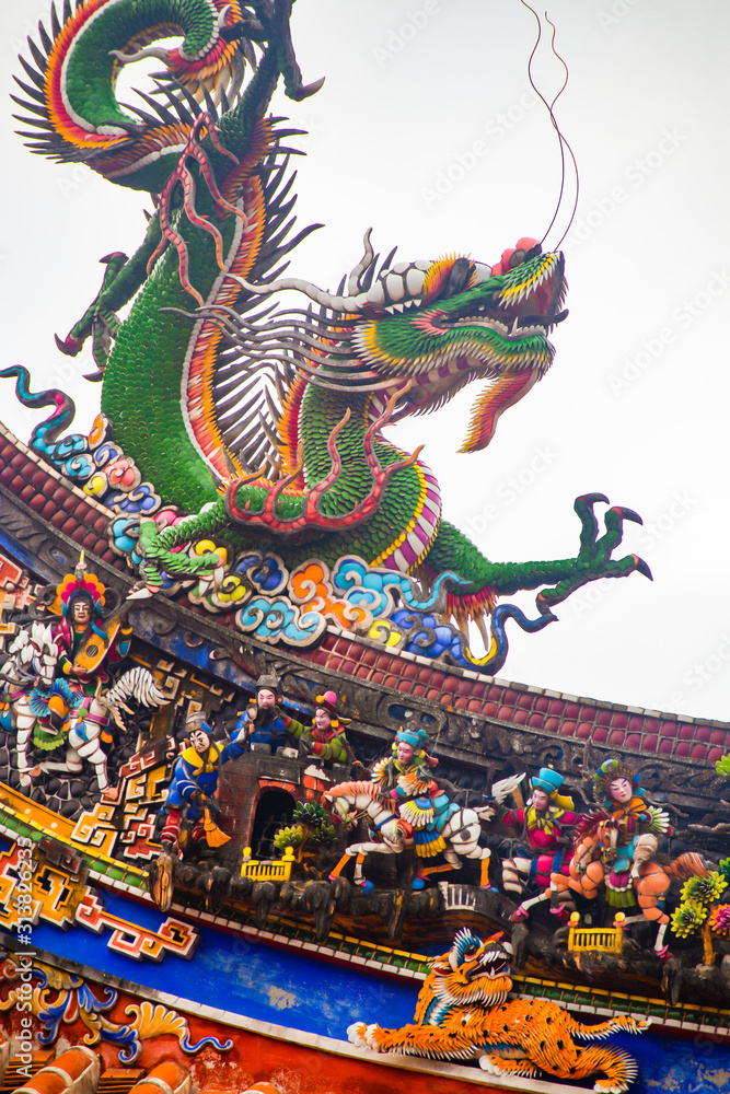 Fototapeta premium a dragon sculture of temple roof