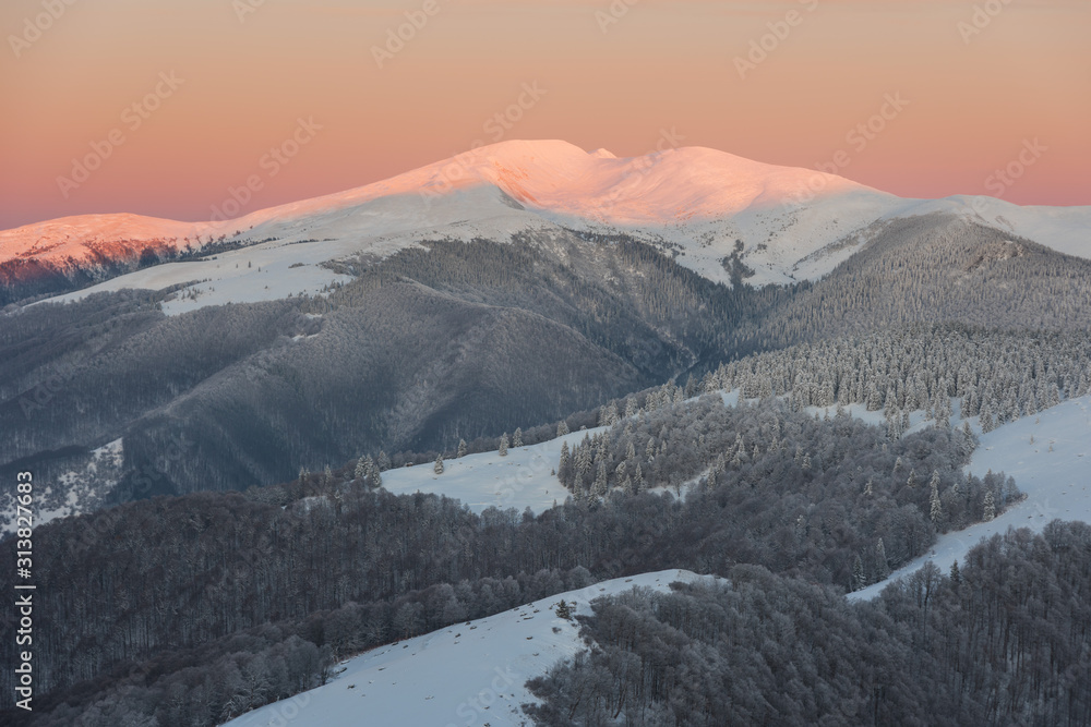 Obraz premium Beautiful pink morning in winter mountains