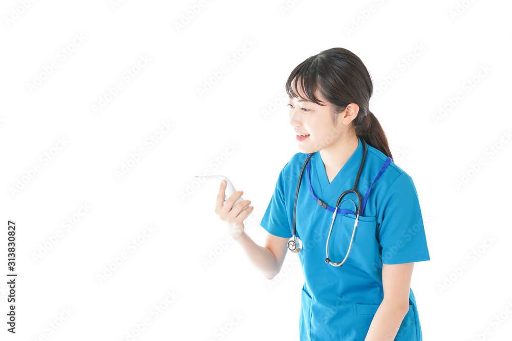 体温測定をする笑顔の若いナース 体温測定をする笑顔の若いナース