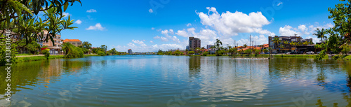 Reflexos num dia de sol no Logo Violão da cidade de Torres