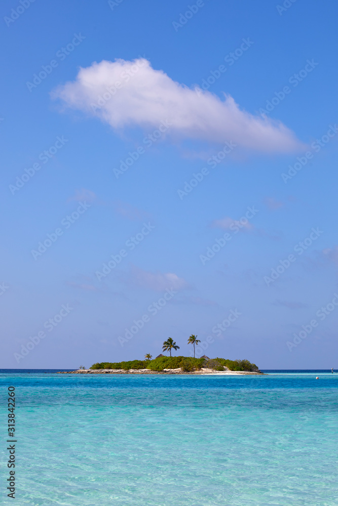 Obraz premium Little island in front of Paradise Island (Lankanfinolhu), Maldives