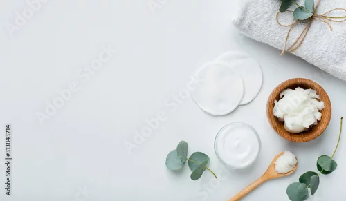 Fototapeta samoprzylepna Eko naturalne masło kokosowe i krem nawilżający przygotowujący do domowego spa
