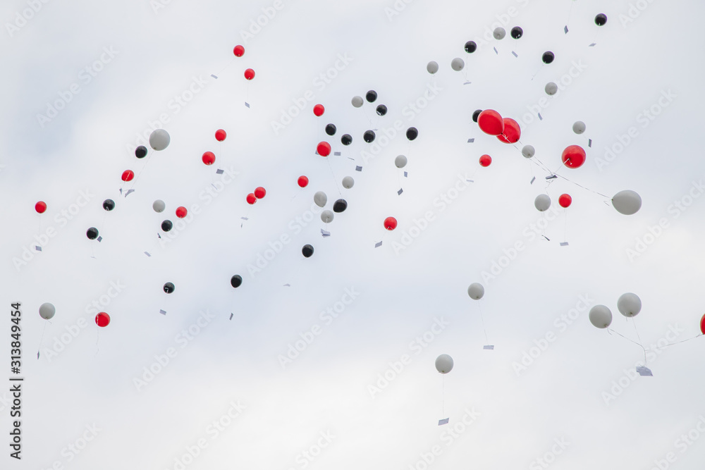 Ballons qui s'envolent dans le ciel le jour d'une cérémonie de mariage Ballons qui s'envolent dans le ciel le jour d'une cérémonie de mariage