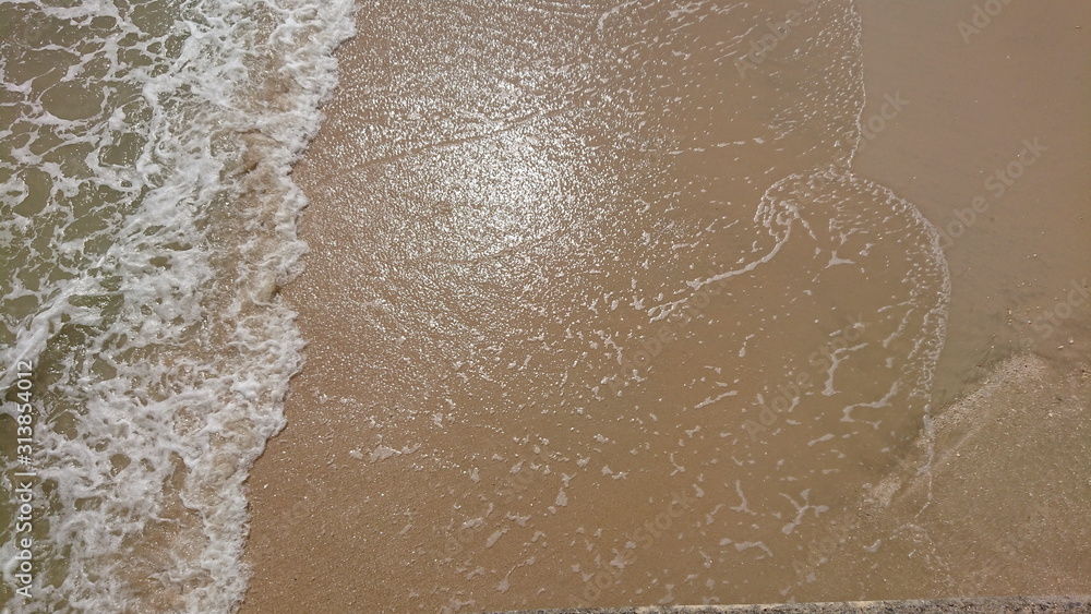 Fototapeta premium smooth white foam wave on tropical beach
