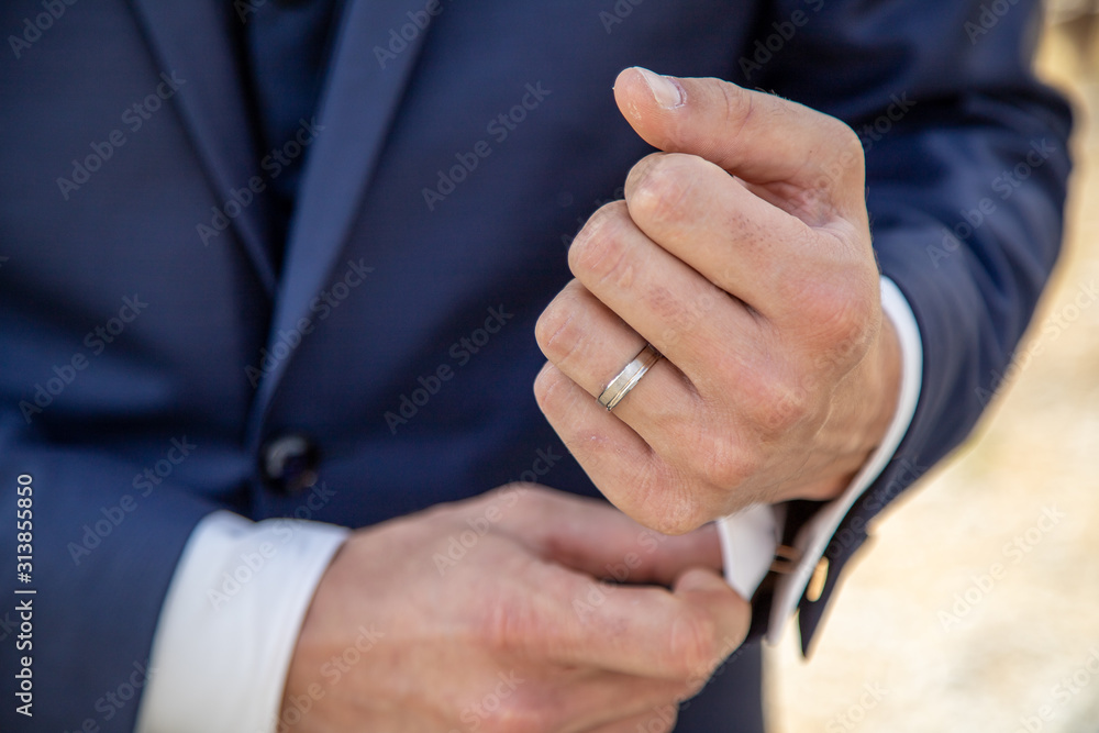 Fototapeta premium Détail du costard du marié le jour de son mariage