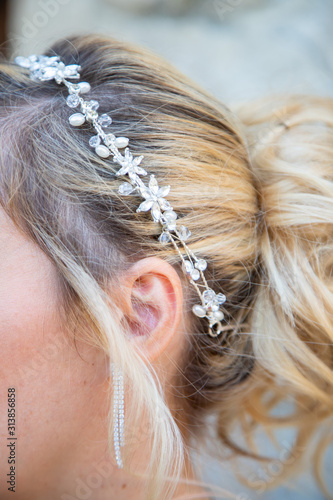 Détail de la robe de la marié le jour de son mariage