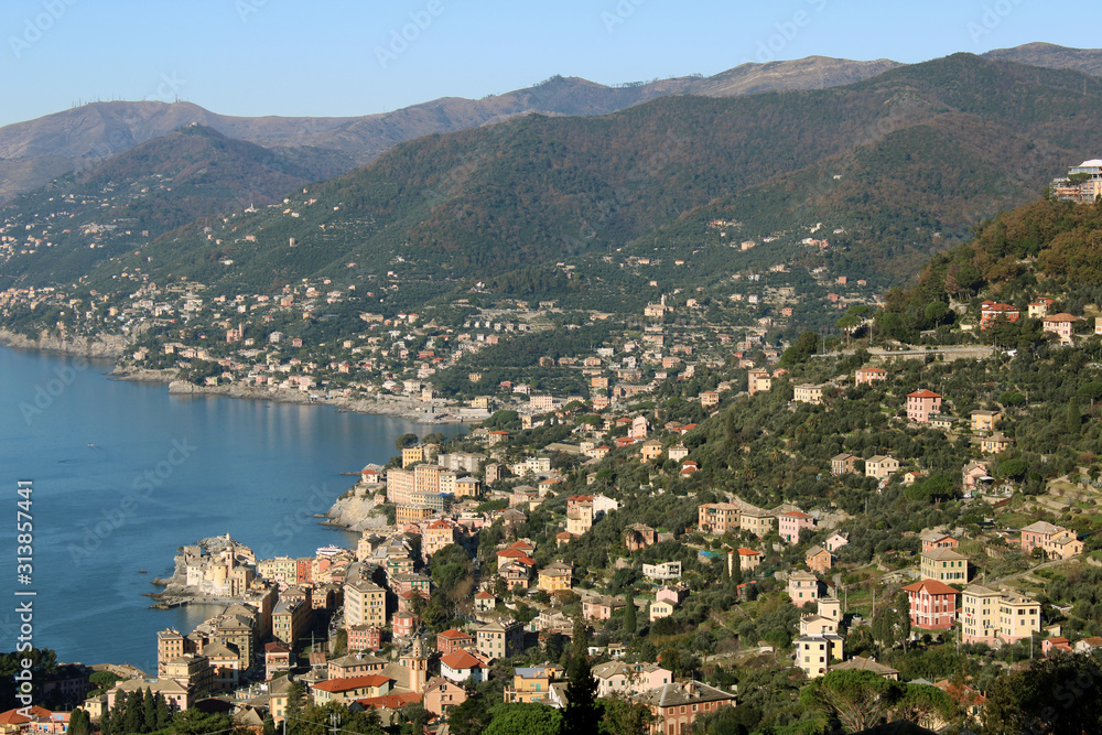Naklejka premium Veduta di Camogli con mare e monti