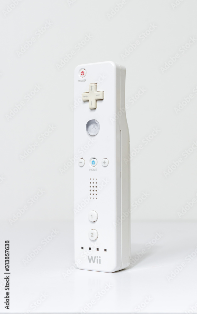 london, england 05/052019 Nintendo wii Controller on a white isolated  background. iconic retro vintage video gaming controller machine. Japanese  technology family gaming fun. foto de Stock | Adobe Stock