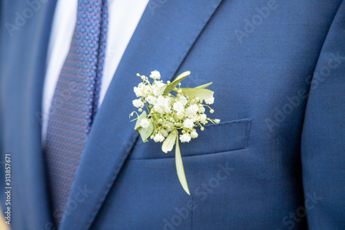 Détail du costard du marié le jour de son mariage