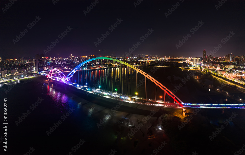 Obraz premium Crescent Bridge - landmark of New Taipei, Taiwan with beautiful illumination at night, photography in New Taipei, Taiwan.