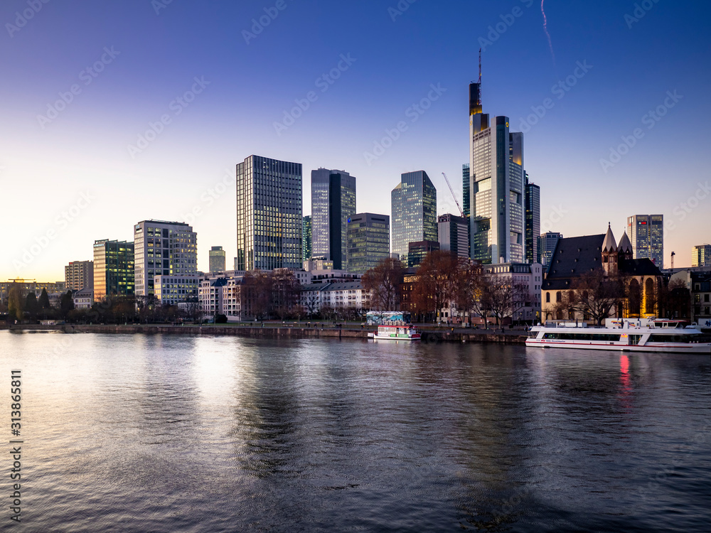 Fototapeta premium Skyline Frankfurtu o zmierzchu, Frankfurt, Hesja, Niemcy
