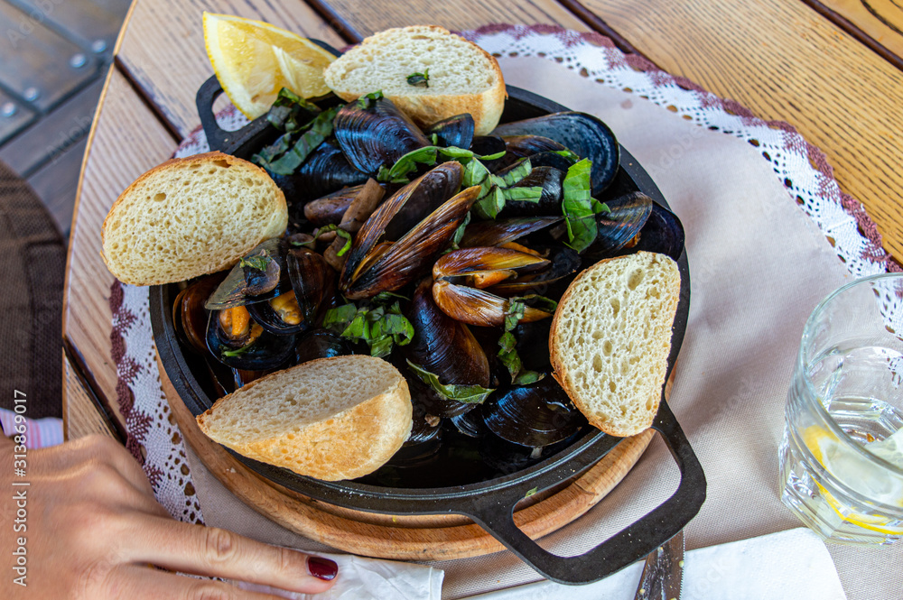 Bowled mussels with lemon and bread