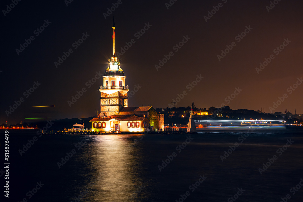 Fototapeta premium Maiden Tower in Bosforus.
