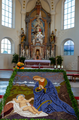 Erntedankaltar aus Samen und Früchten in der Kirche in Ummendorf im Landkreis Biberach in Deutschland photo