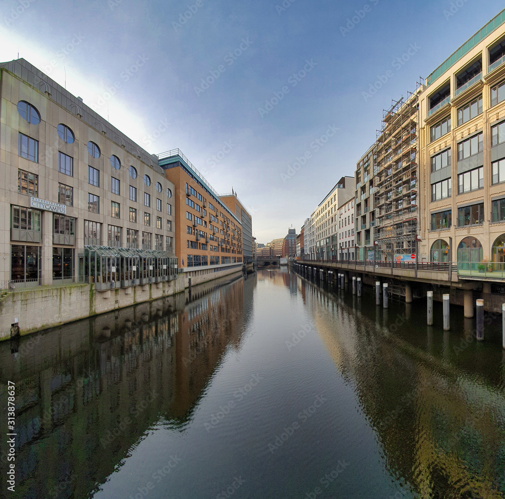 Naklejka premium Kanały wodne w centrum Hamburga. Hamburg, Niemcy