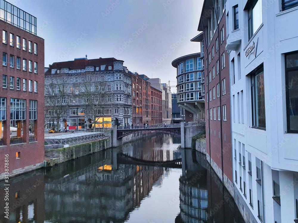 Kanały wodne w centrum Hamburga. Hamburg, Niemcy