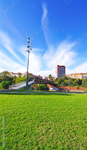 Jardines con puentes y estanque de la Nova Icaria, Barcelona, Catalunya, España, Europa