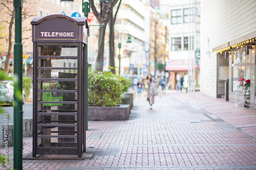 おしゃれな日本の公衆電話（横浜馬車道）