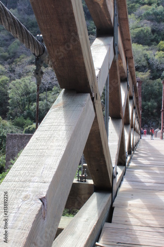 El barandal de un puente.