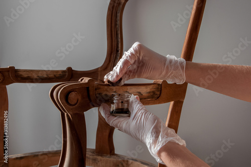 Cuadro en lienzo processing furniture stain with a swab made of lint-free cloth