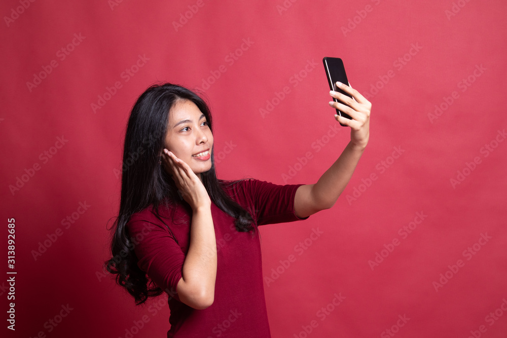 Naklejka premium Young Asian woman selfie with mobile phone.