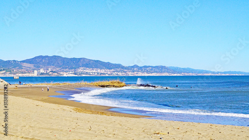 Playa de San Adri   del Bes  s vac  a en Invierno  Barcelona  Catalunya Espa  a  Europa