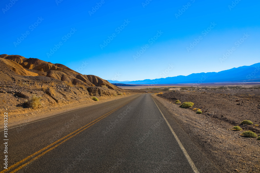 Asphaltierte Straße durch das Death Valley, USA Asphaltierte Straße durch das Death Valley, USA