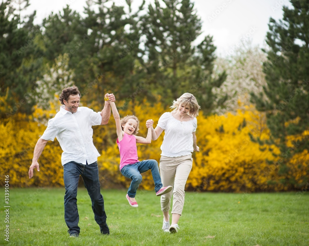 Fototapeta premium Młoda para kołysząca się między nimi córka