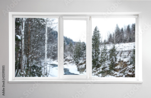 okno-z-widokiem-na-zimowy-krajobraz