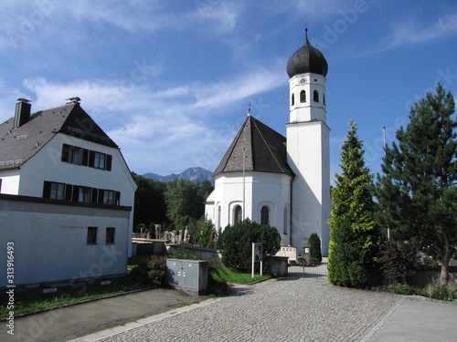 Bayerische Kirche mit Zwiebelturm in Kochel am See