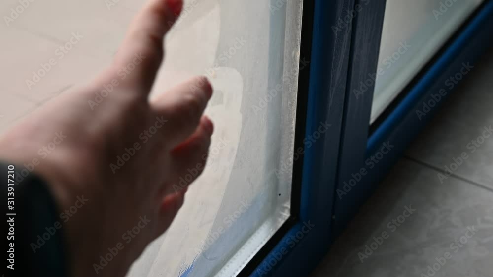 The problems of thermal insulation cause condensation on the window