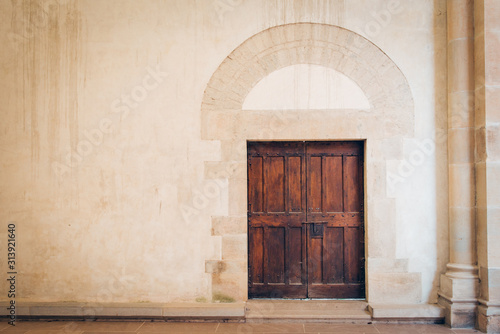 une vieille porte en bois médiévale 
