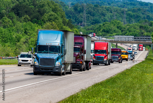Valokuva Blue Semi climbs Interstate Hill In Heavy Traffic