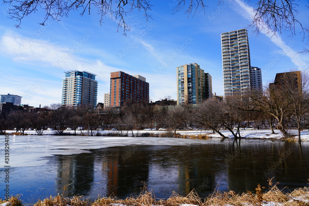Obraz premium Cold winter January landscape view of east side of the city of Milwaukee, Wisconsin. 