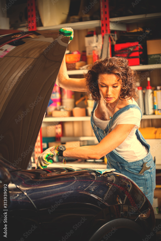 woman car mechanic
