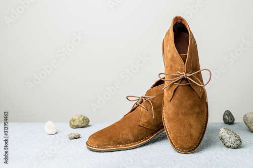Foto Fashion - men's camel suede desert shoes (boots) on grey