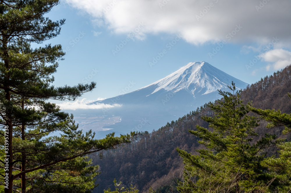 Fototapeta premium 三つ峠山からの富士山の風景