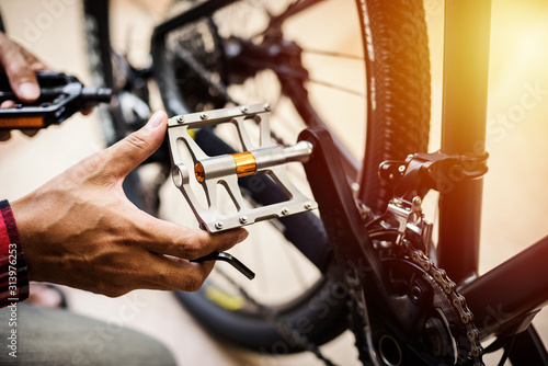Fotografie Changing bicycle pedals