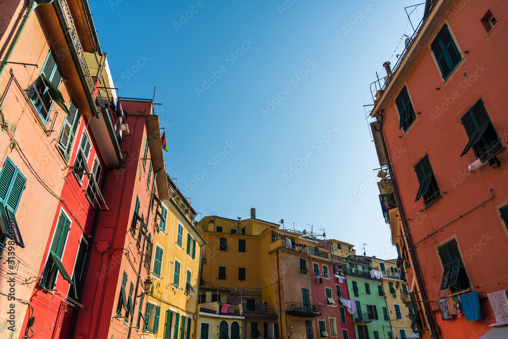 Fototapeta Traditional colorful ancient Italian architecture houses in Vernazza village, Cinque Terre