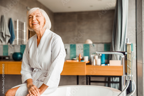 Φωτογραφία Cheerful elderly woman relaxing in spa salon