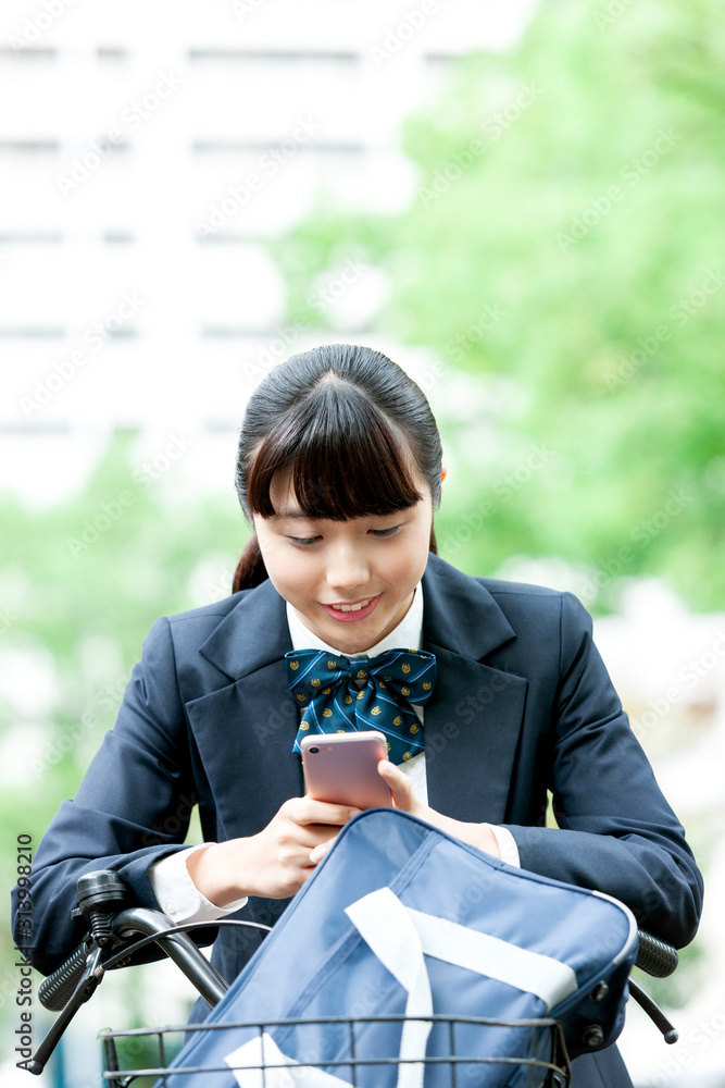 Fototapeta premium スマートフォンを持った女子学生