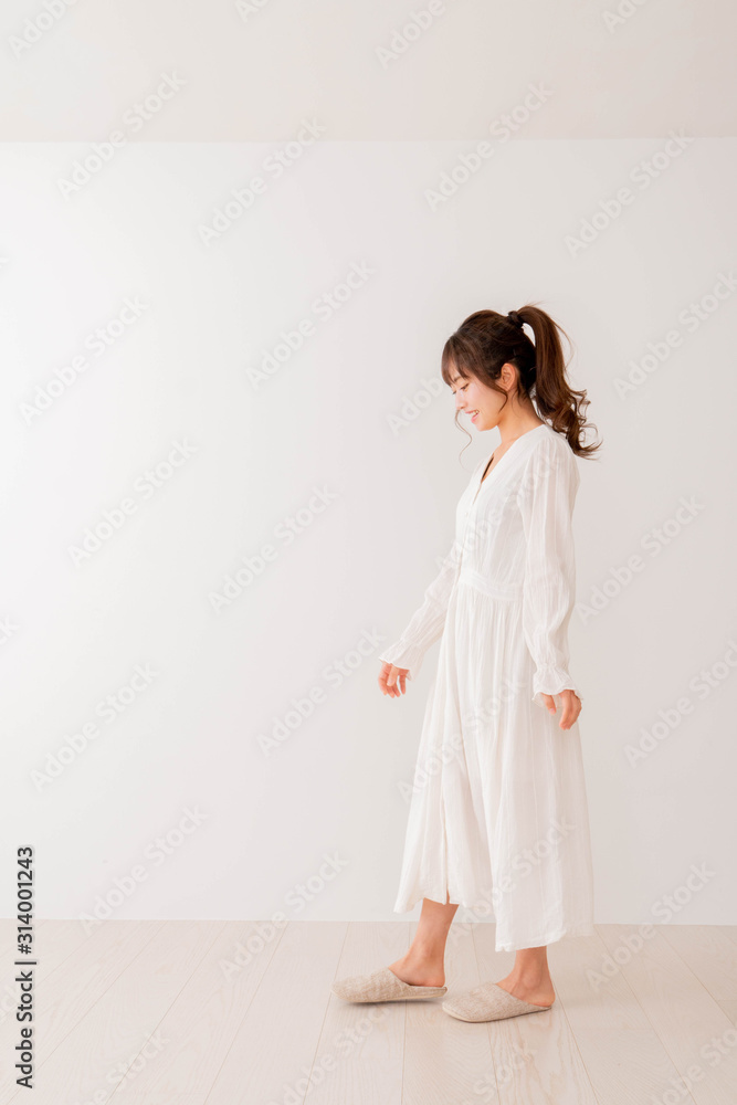 立っている女性 立っている女性