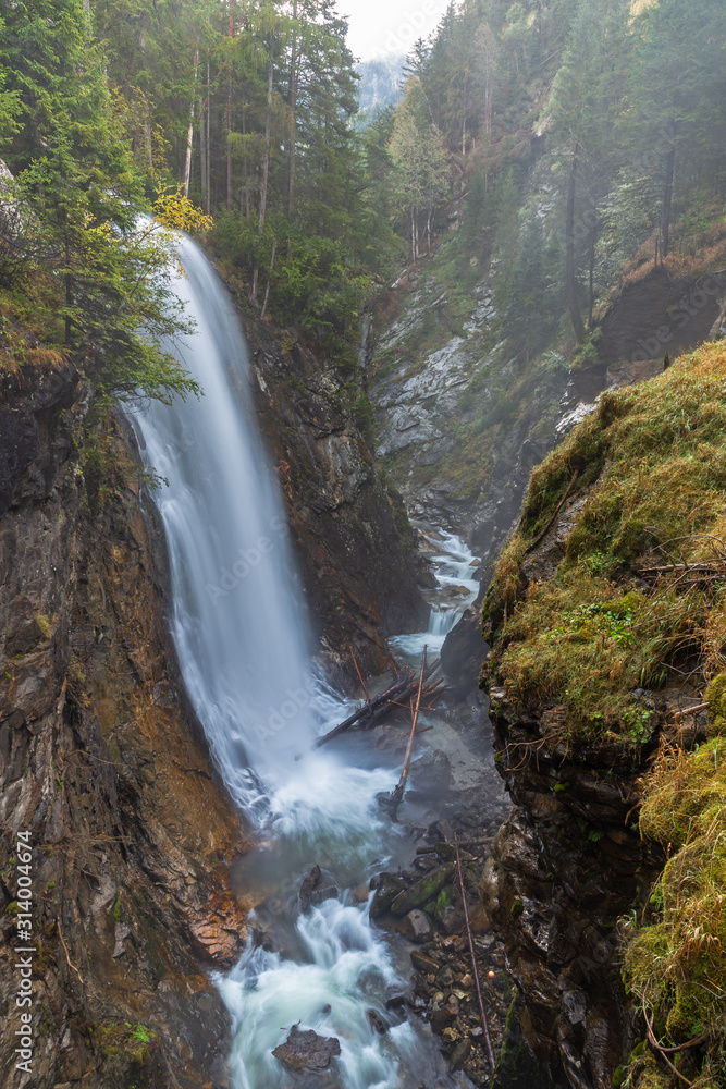 Obraz premium Reinbach Wasserfall im Ahrntal, Südtirol